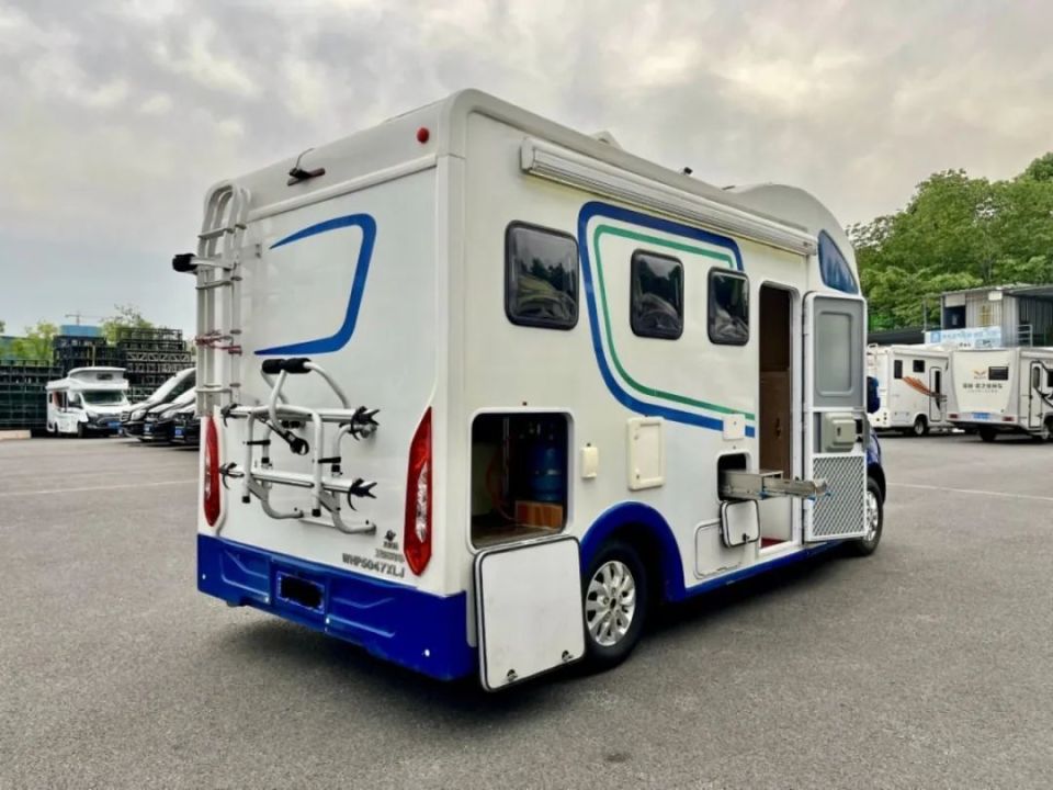 【二手房车】19年6月卫航大通v80c型房车