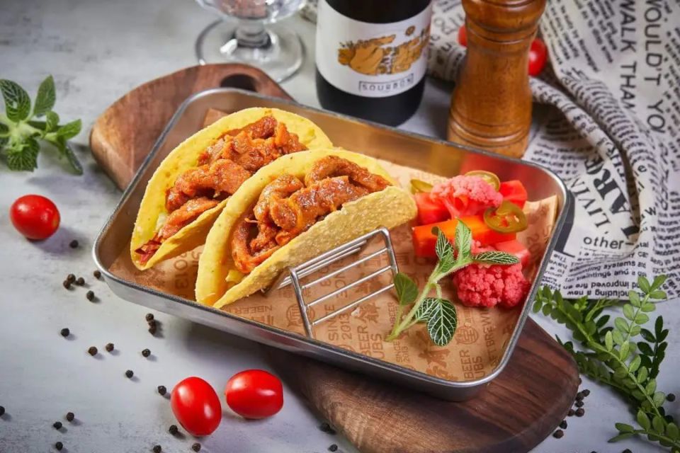 也会带上特色的小蛮腰塔可-热带水果芝士塔可,一款"秀色可餐"的塔可