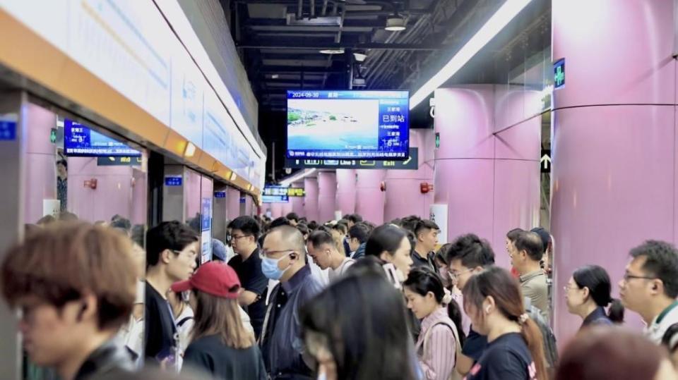 国庆假期，青岛地铁客运量达1057万人次，热门站点人气暴涨_腾讯新闻