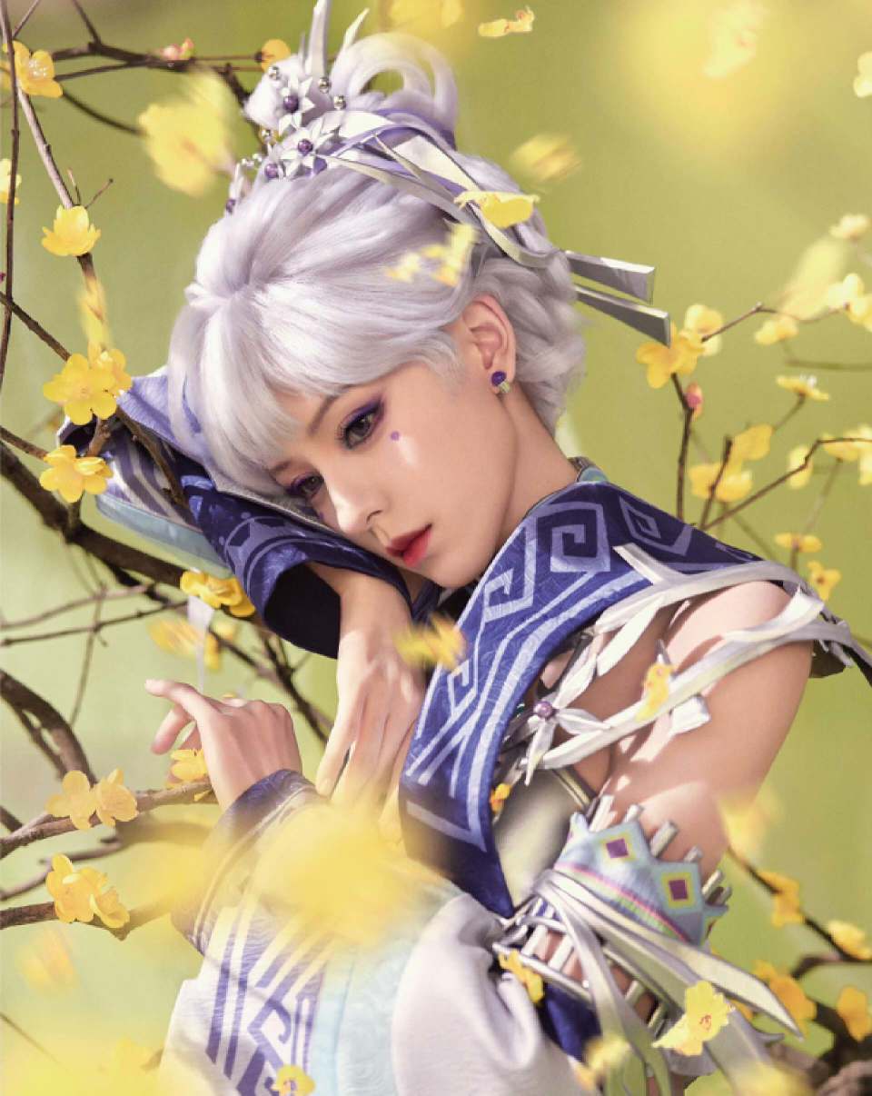 张予曦COS杨玉环，手拿琵琶，S型身材绝佳，敦煌神女人形手办超美_腾讯新闻