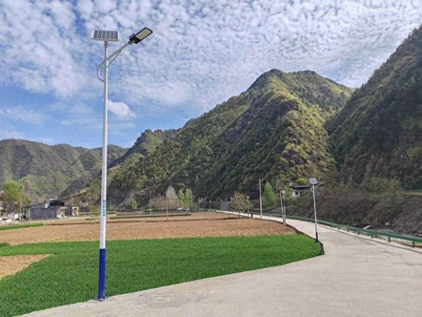装一盏灯送一片光明陕西移动商洛分公司为史家坪村安装太阳能路灯