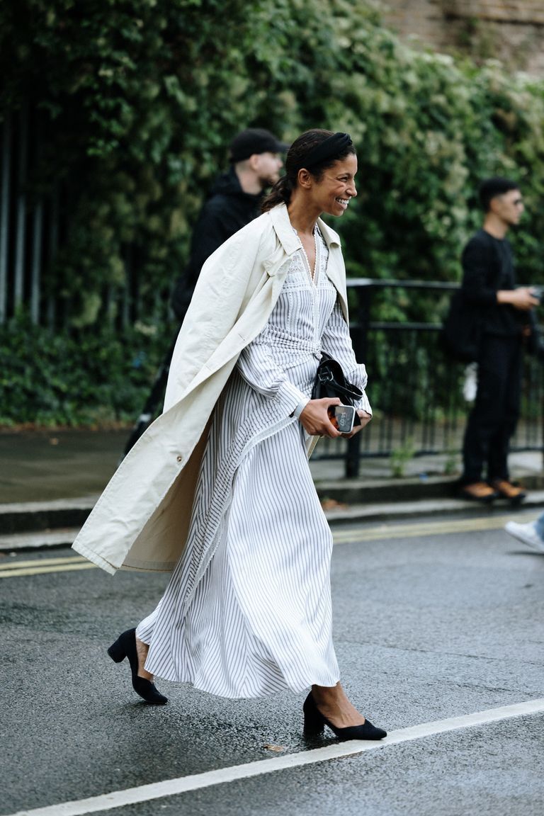 奶油色薄风衣演绎春日的柔美与优雅