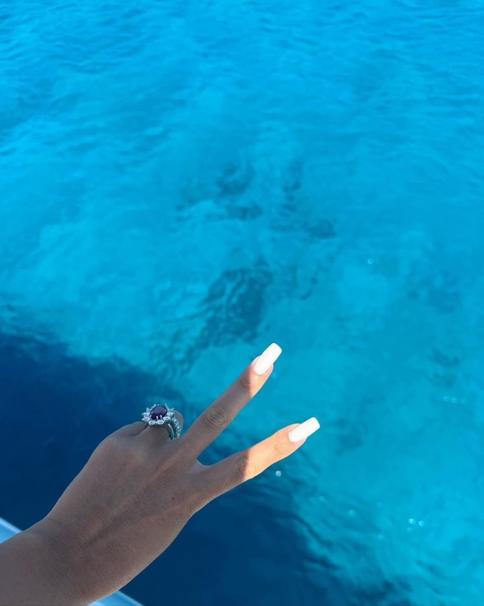 涂黑色脚趾甲被女友无意中曝光,引网友们热议-腾讯新闻