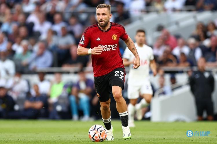 曼联官方卢克肖已经回到训练场与队友进行合练