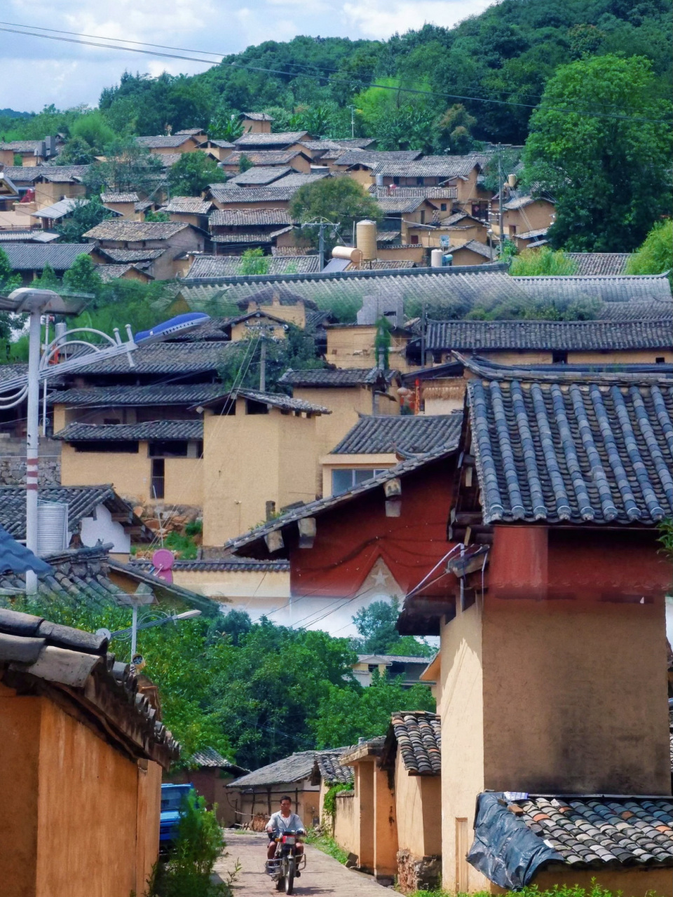 云南这座城市有椰林沙滩,夏季避暑温泉小城