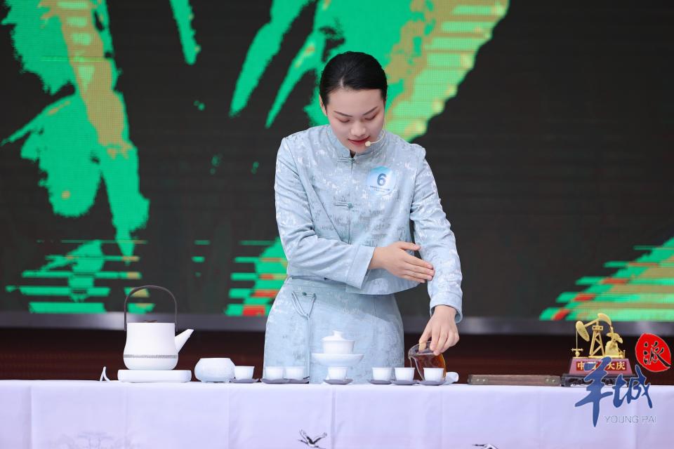 在闭幕式上,组委会为在本次预选赛中获得"最佳茶席设计奖"(吕洁),"