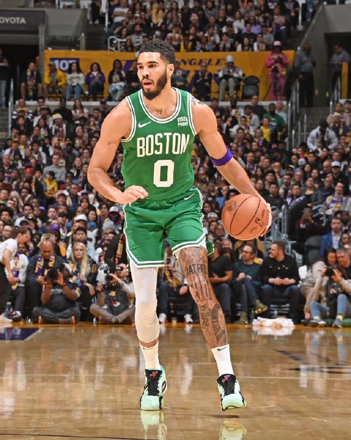 不装了塔图姆我很尊重字母哥约基奇恩比德但我才是nba最佳球员