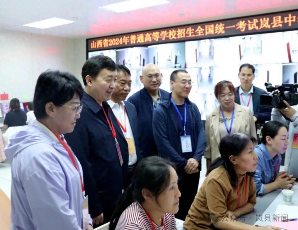 在岚县中学考点,张新春详细了解今年高考考务安排,安全保密和后勤保障