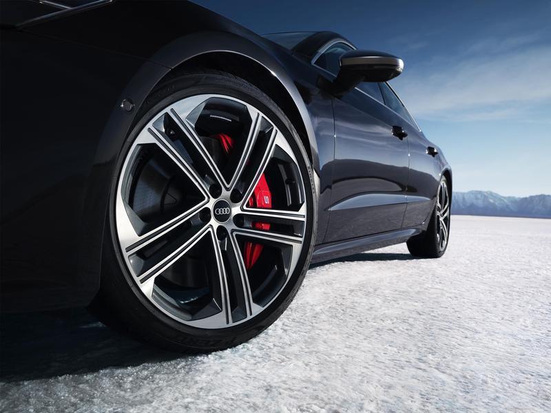 新款奥迪s7 sportback升级了21英寸石墨灰色五辐双臂设计轮毂和21寸五