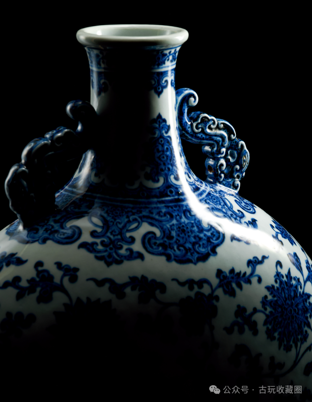 瓷器鉴赏：清雍正青花缠枝番莲纹双兽耳扁瓶-腾讯新闻