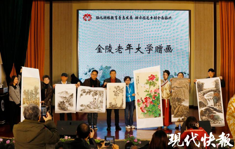 王玉珍和南京市残疾人联合会教育就业处处长沈群芳为"金陵老年大学