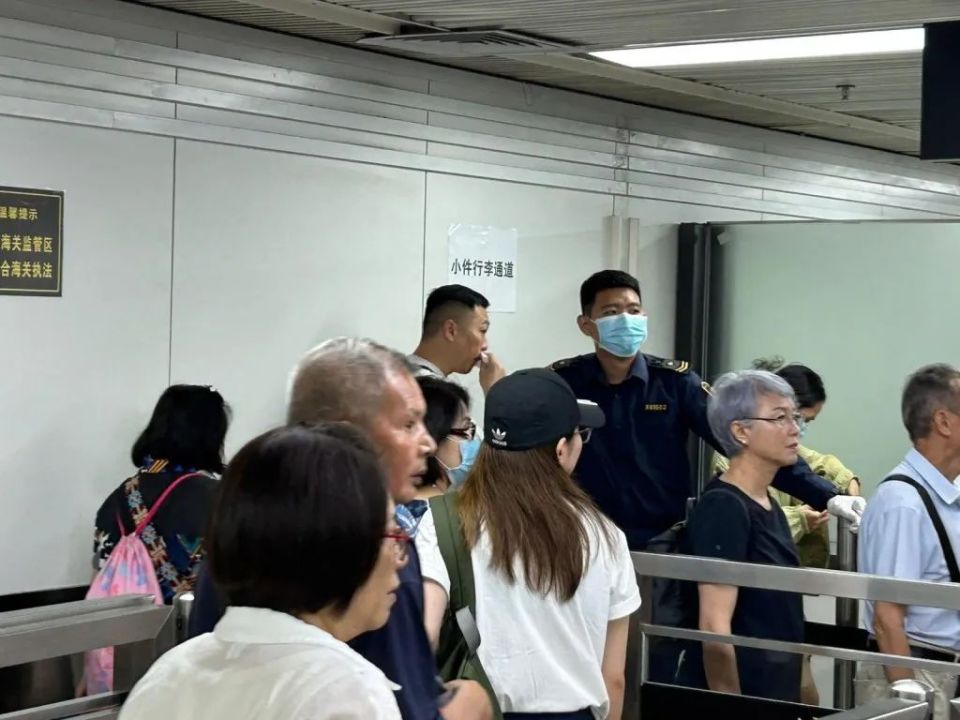 罗湖口岸新增小行李通道过关分流，港人赞便捷：不用再弯腰执袋_腾讯新闻