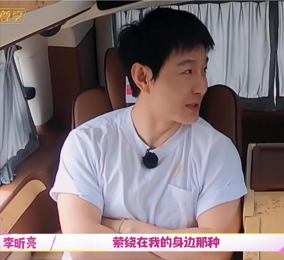 小8岁男演员大献殷勤,柳岩妈妈一脸嫌弃,癞蛤蟆想吃天鹅肉?