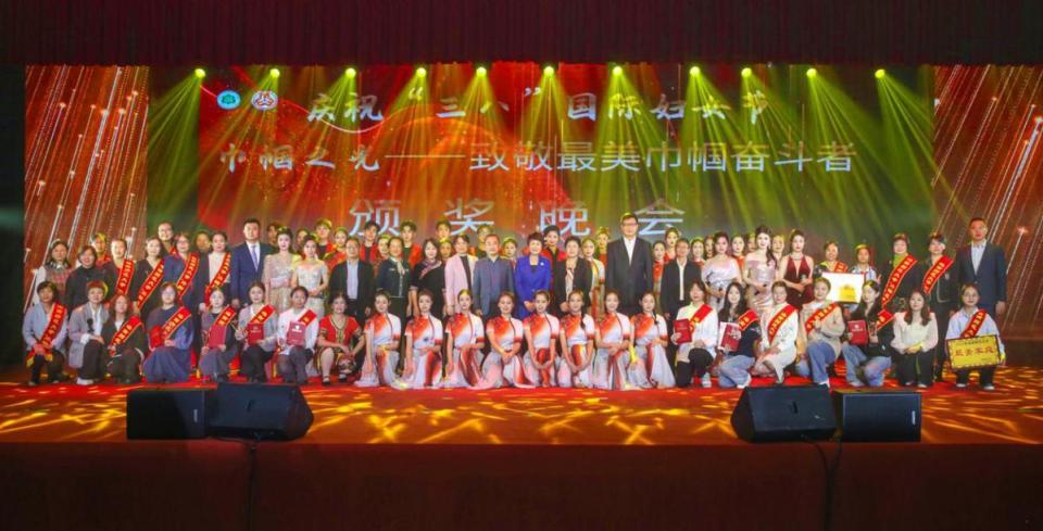 海南师范大学举办巾帼之光致敬最美巾帼奋斗者颁奖晚会庆祝三八国际