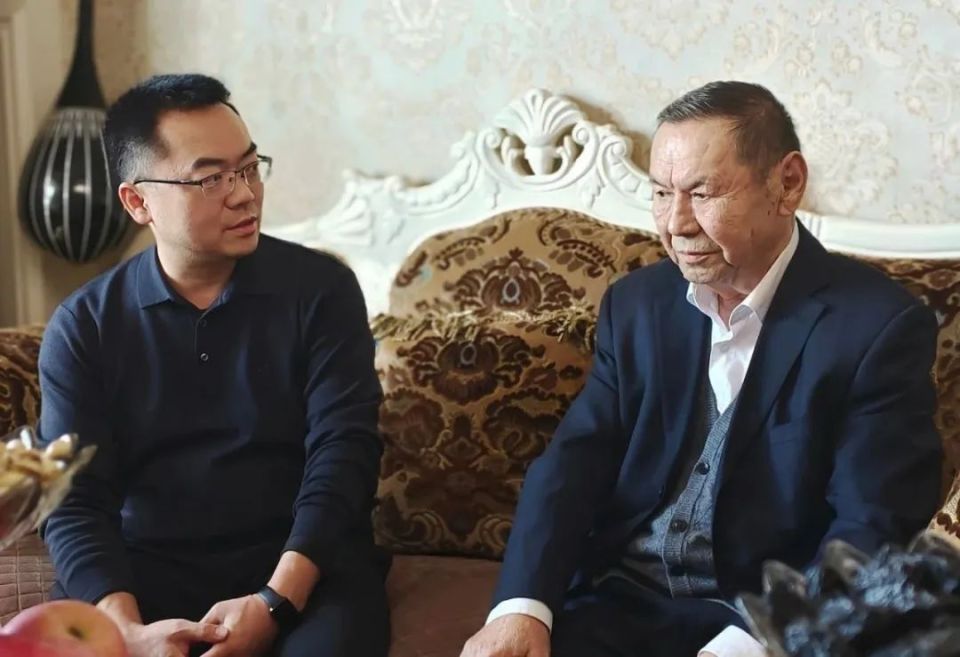 自治区党委宣传部慰问组看望慰问"时代楷模"阿布列林·阿不列孜