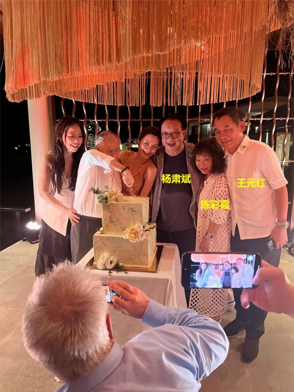 而这两套礼服都是杨紫琼的好友,夏姿陈的创始人陈彩霞为她专门设计的