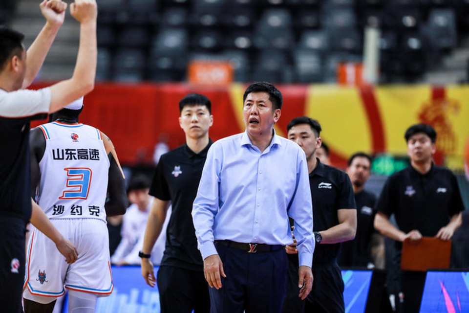 首轮的主场优势,本场比赛打得很拼,首发派上了主力阵容:孙浩钦,贺希宁