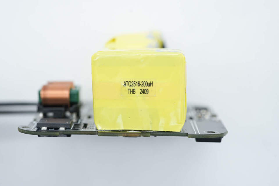 自带伸缩线,随用随拉,倍思100w伸缩线桌面充拆解