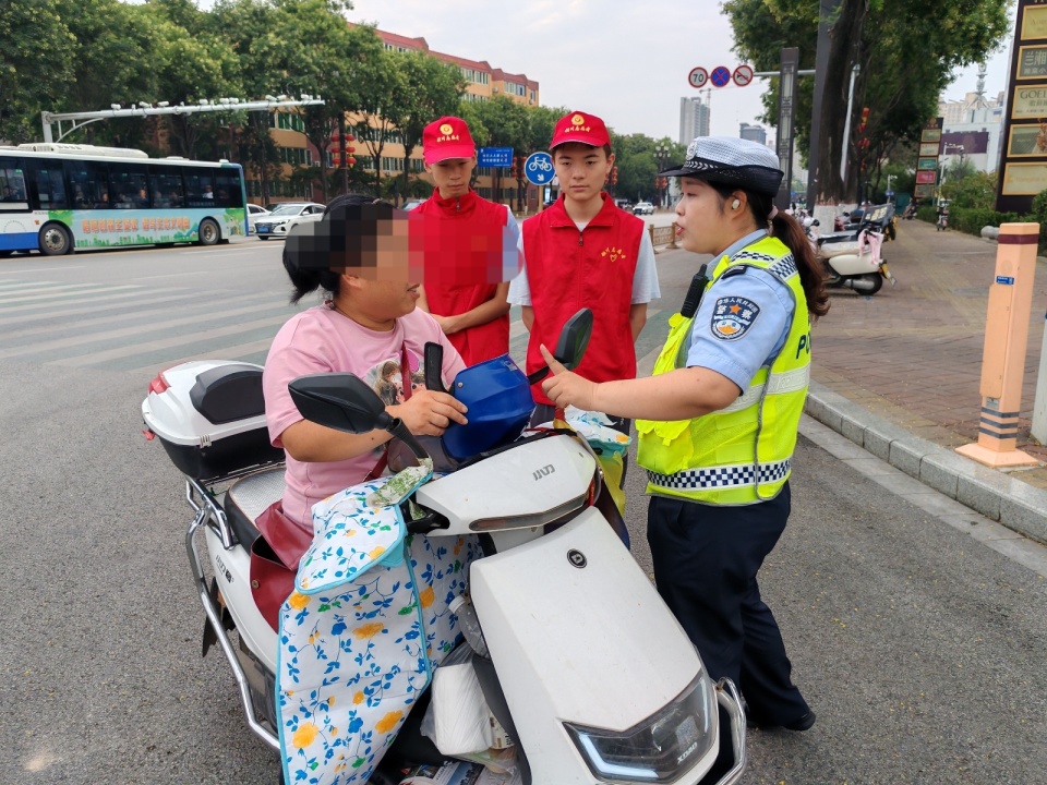 铜川交警联合大学生志愿者开展暑期文明交通志愿劝导
