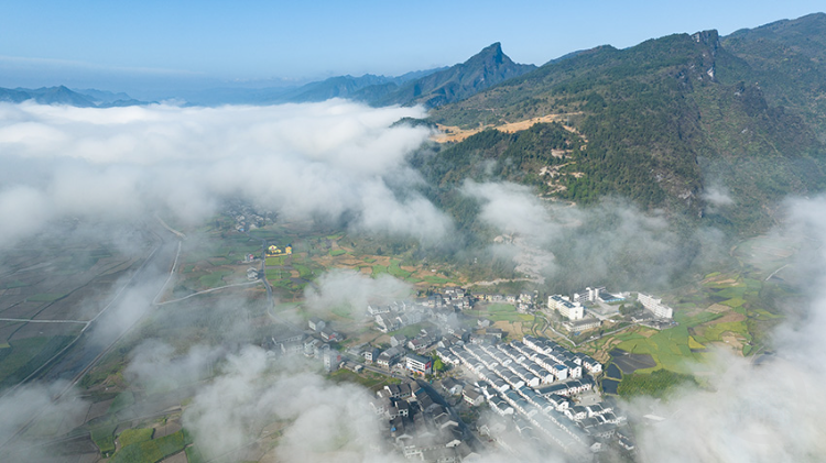 3月31日,在重庆市秀山土家族苗族自治县溶溪镇,清晨云雾弥漫,错落有致