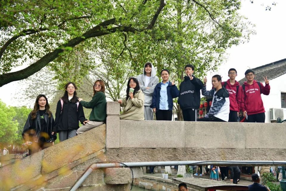 "华东师范大学孟宪承书院2022级物理学专业的周晨曦说.