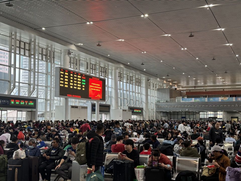 深圳东站候车室旅客有序候车.