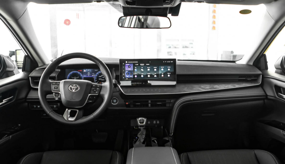 在内饰设计方面,第9代凯美瑞采用了t形的中控台,并且搭载了悬浮式中控