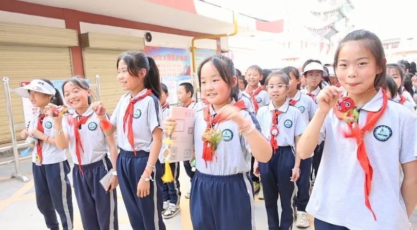 陇西县南安中学教师李小强:在端午节来临之际,我带领我们全班的同学