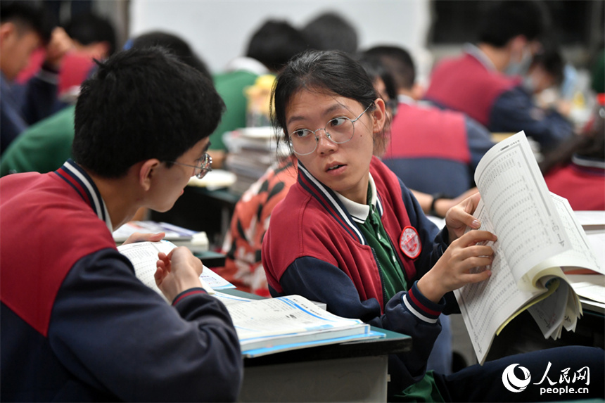 晚自習課上,學生們正在探討習題.