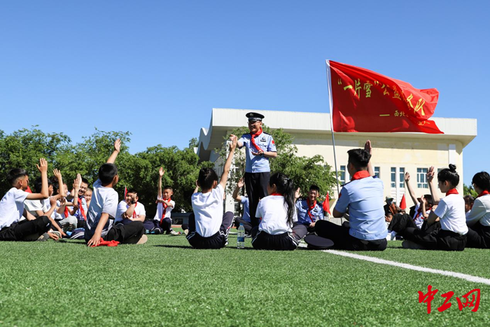 "六一"将至,民警,交警叔叔送来普法安全课