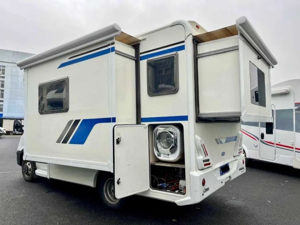 20年1月宇通c330双拓展房车