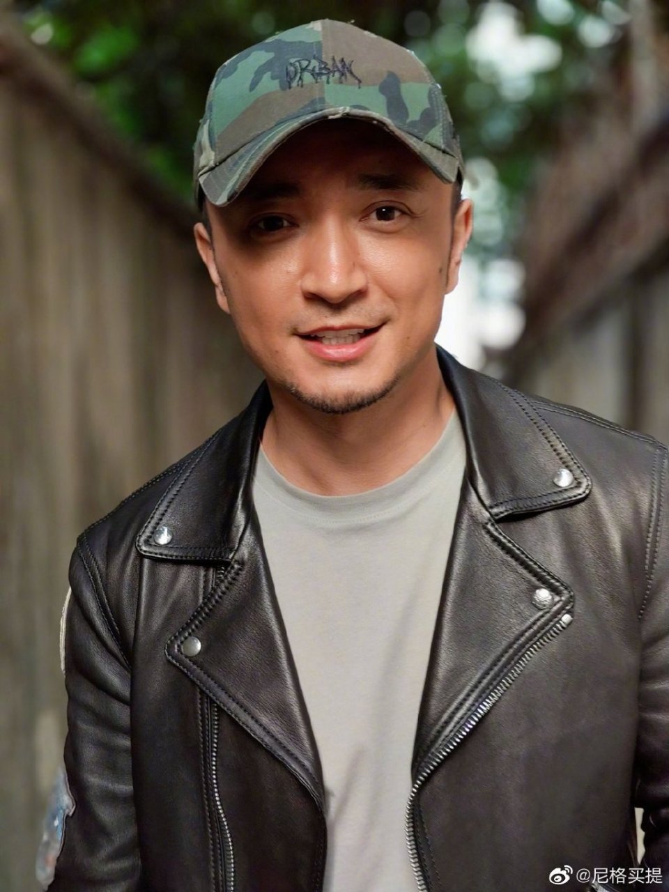 上海武康路街头偶遇央视主持尼格买提骑单车压马路好惬意