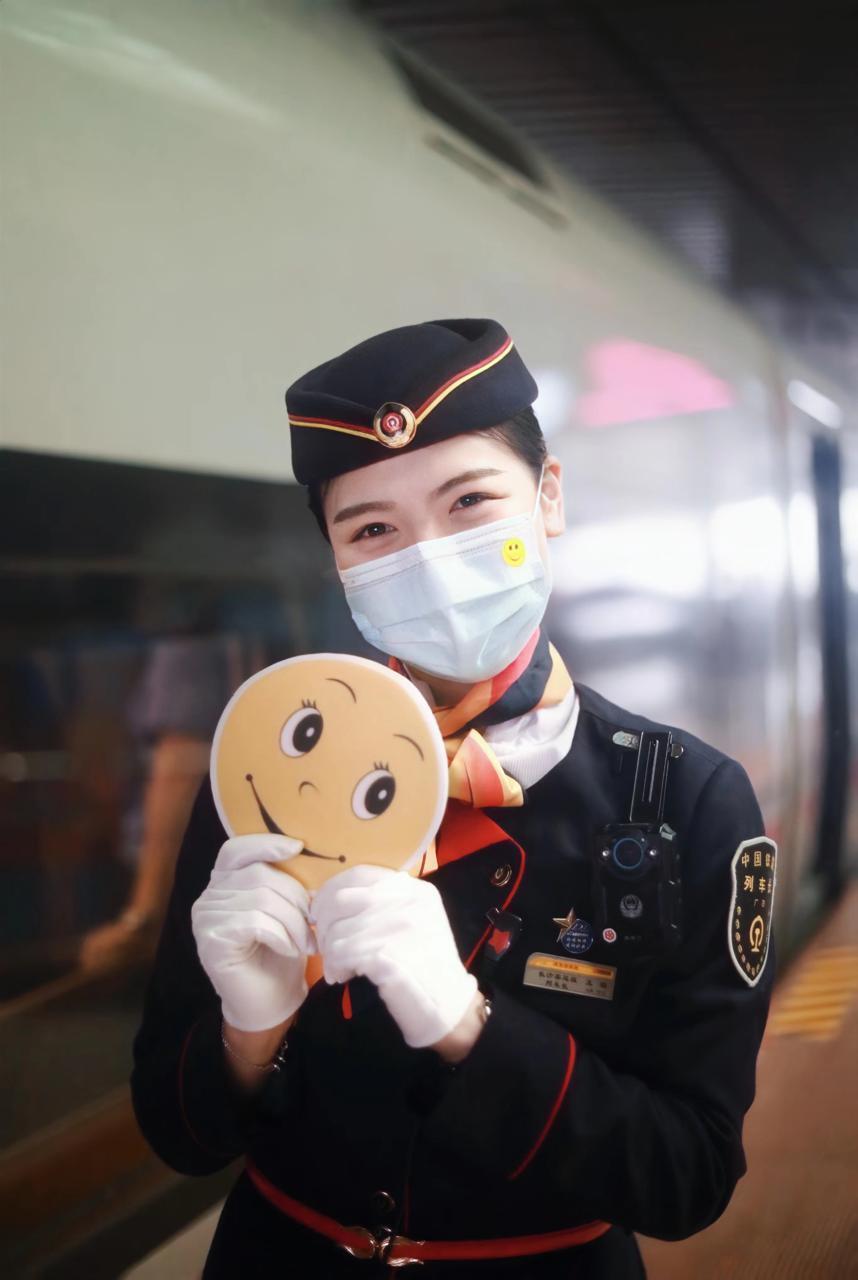 世界微笑日列车上也来欣赏一段微笑礼仪舞