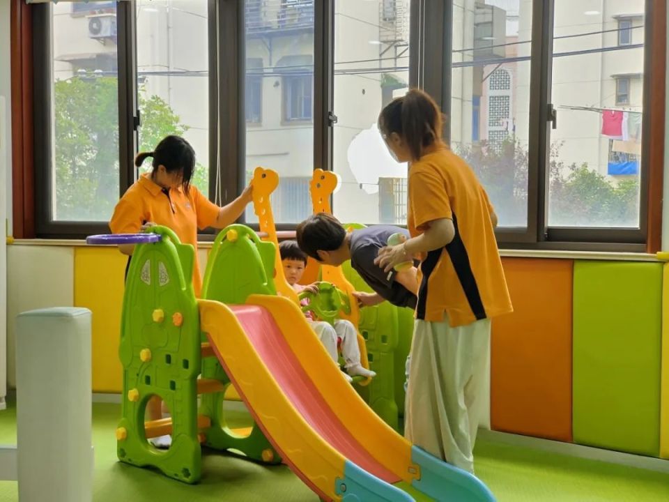 博士娃幼儿园泗塘园提供专业保教人员,发展社区托育服务,让孩子在家