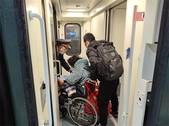 协助行动不便旅客乘车沈铁打造温馨旅途暖人心