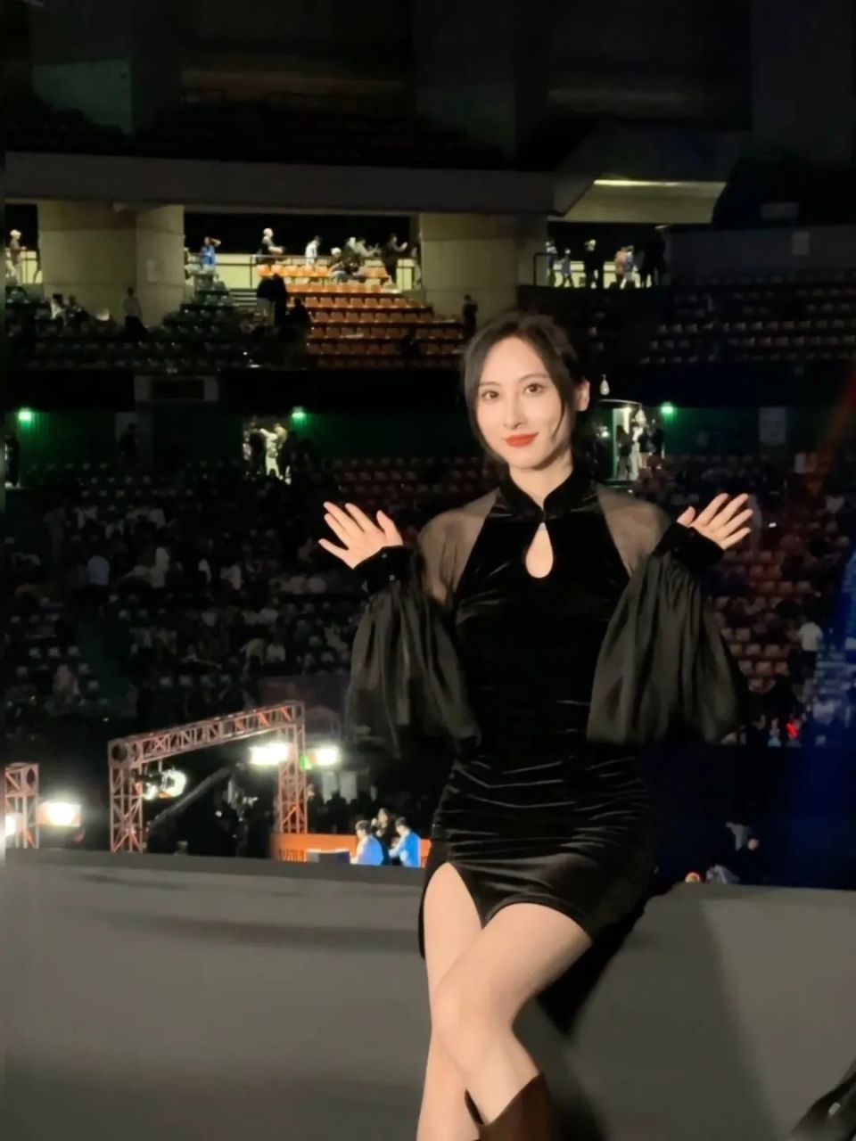 lpl老婆鼓鼓一席黑纱来到现场风情万种