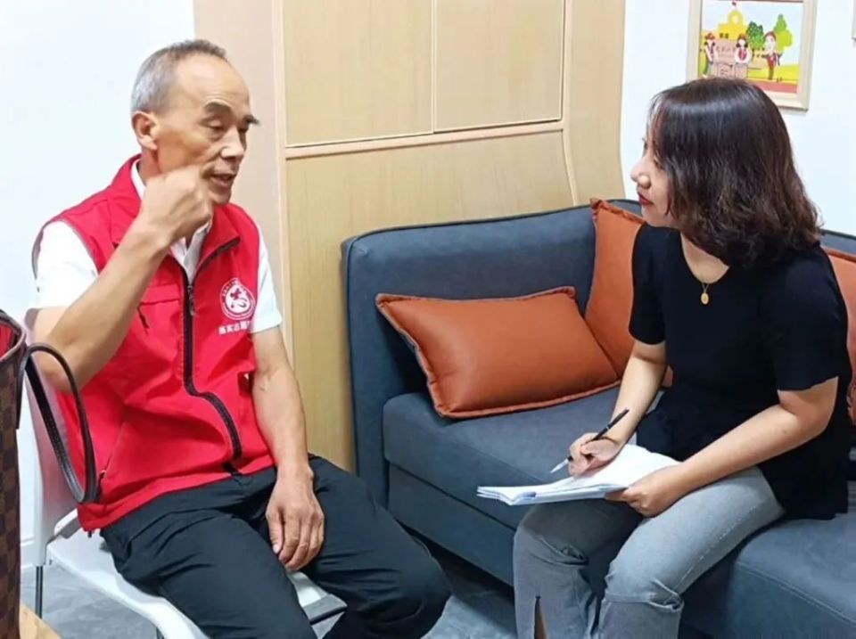 榜样天天见 | 全国最美志愿者陈实：爱为炉火心做炭_腾讯新闻