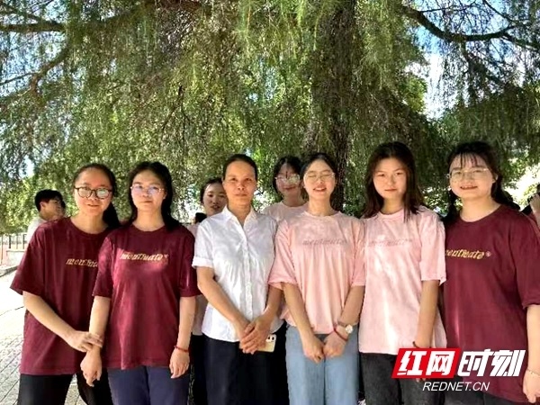 甘为苗乡育英才记城步苗族自治县第一民族中学教师贺秀英先进事迹