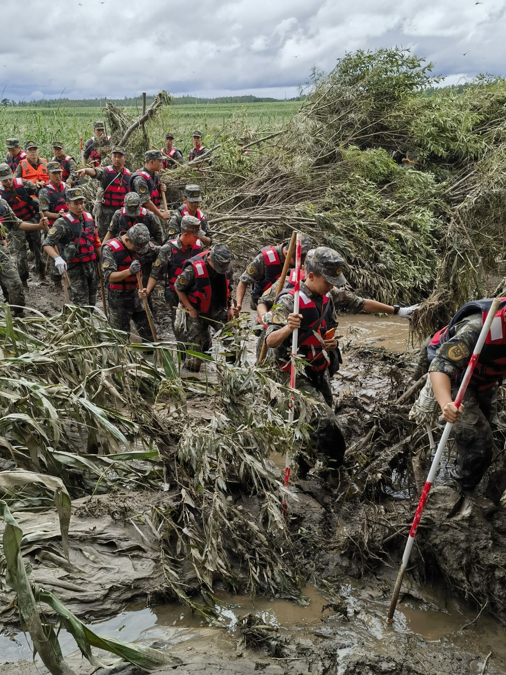 (图文互动)解放军和武警部队官兵继续全力迎战洪峰
