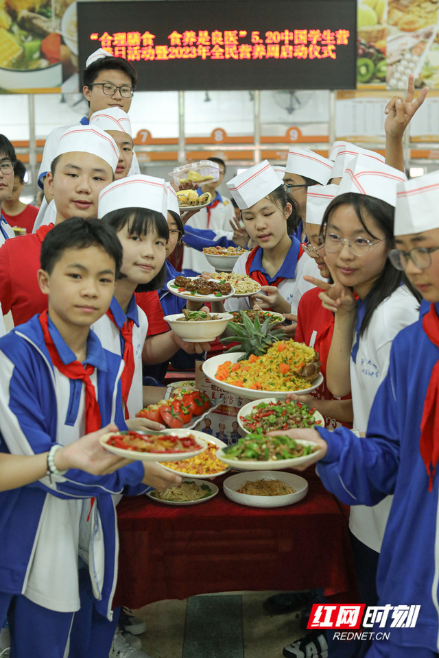 5月18日下午,湖南师大附中梅溪湖中学食堂,首届"雷小锋"爱劳动学生