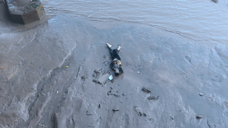 一个急刹男子骑车坠下十余米被困滩涂