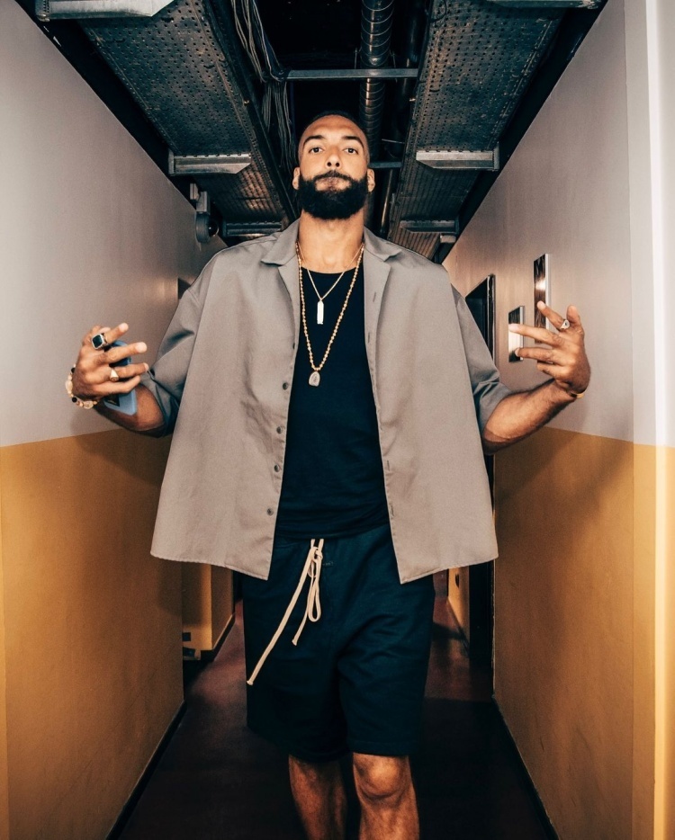 夏日风情戈贝尔在瓜德罗普岛度假 秀健硕身材&不忘训练