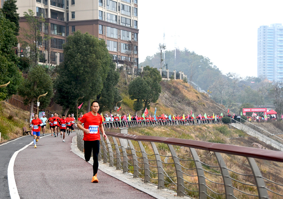 健康迎新年 新邵縣2024半程馬拉松賽活力開跑_騰訊新聞