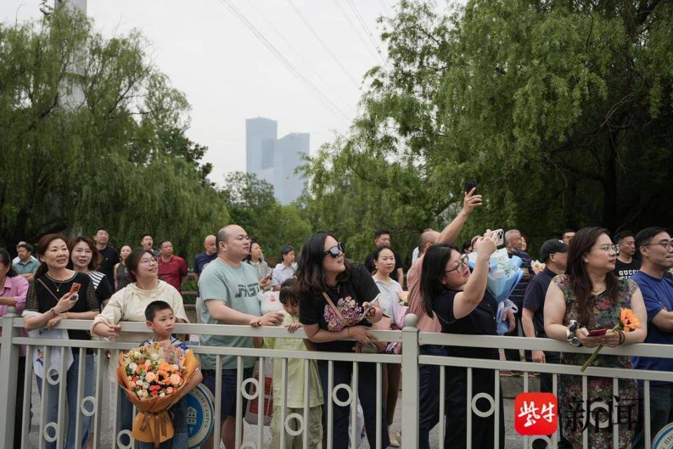 南京2025年中考落幕！家长花式迎考，背后寓意超暖心