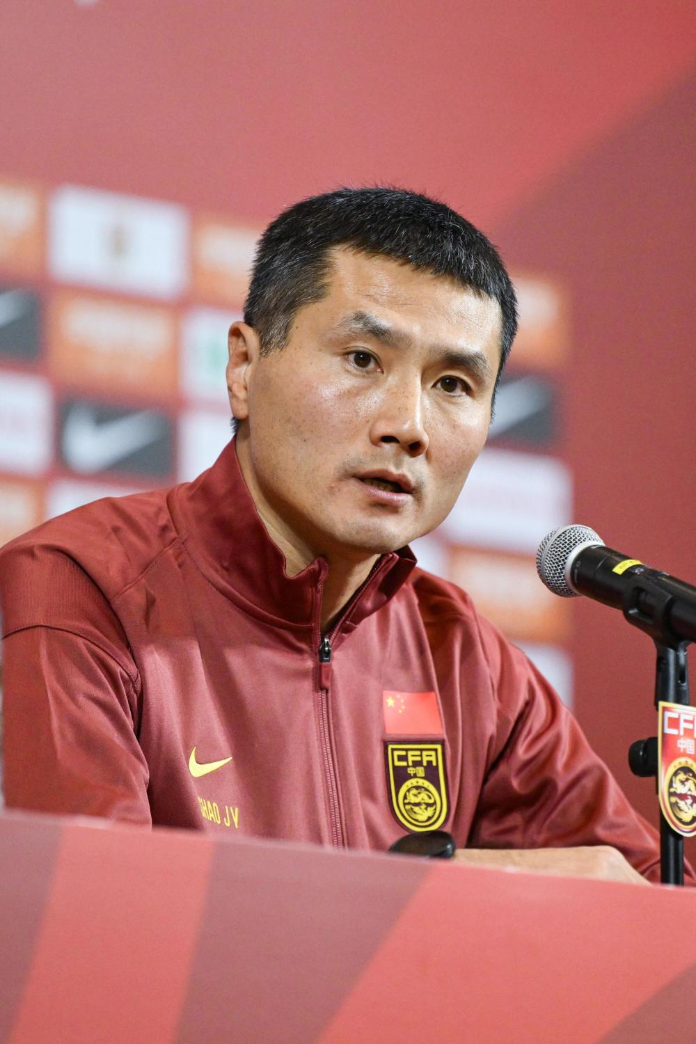 国足新帅邵佳一履新,"打出让国人满意的拼搏精神和成绩"