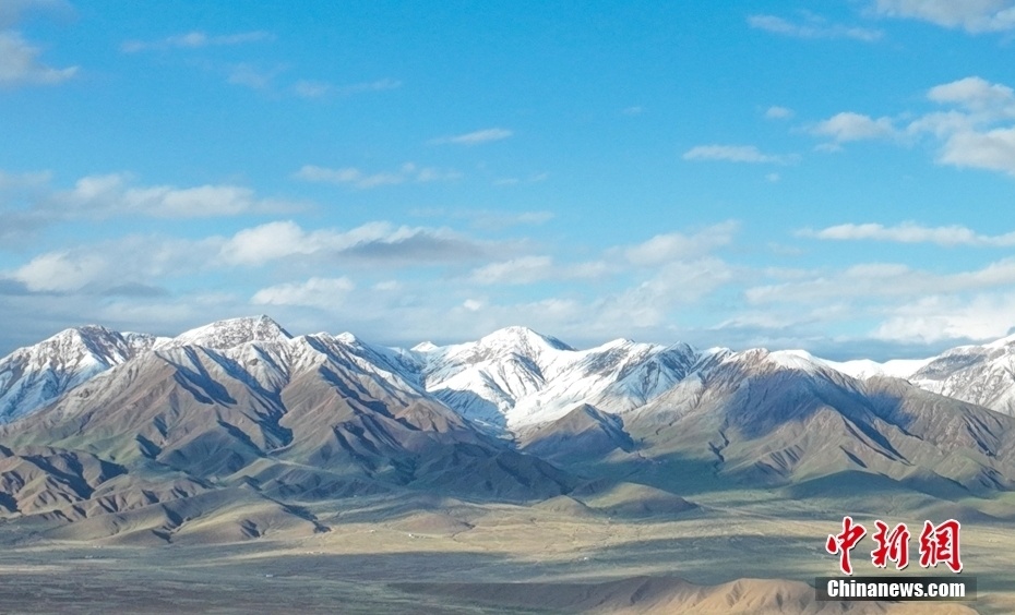 6月2日,青海省海西州乌兰县,昆仑山脉的雪山景色美如画卷.