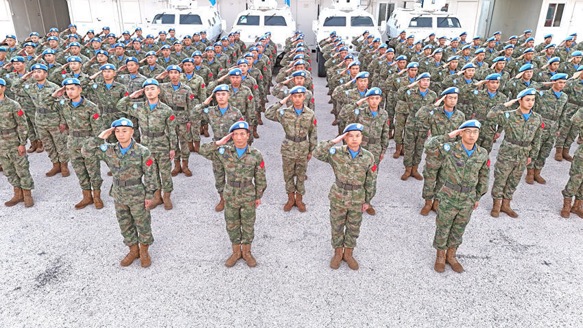 中国赴黎维和部队官兵组织升旗仪式喜迎元旦