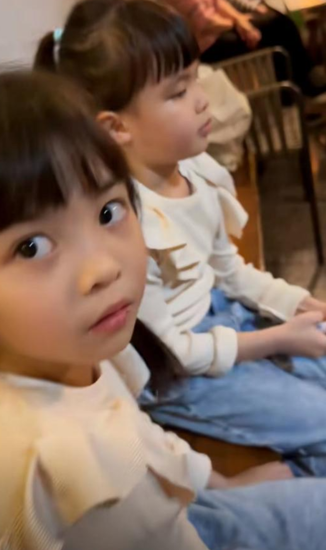 熊黛林双胞胎女儿近照曝光,小姐妹身高差距超大,越长越像爸爸