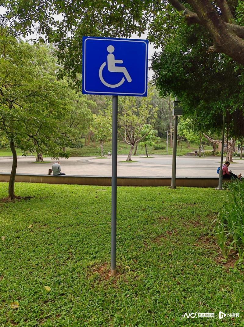 记者发现有两个无障碍卫生间门口挂着"残疾人专用"的标识,方坚泽认为