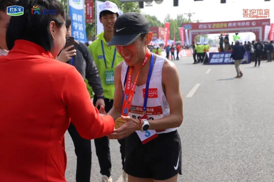 凝神期盼的是游泳奥运冠军钱红,体操世界冠军范晔,跳水世界冠军张晶